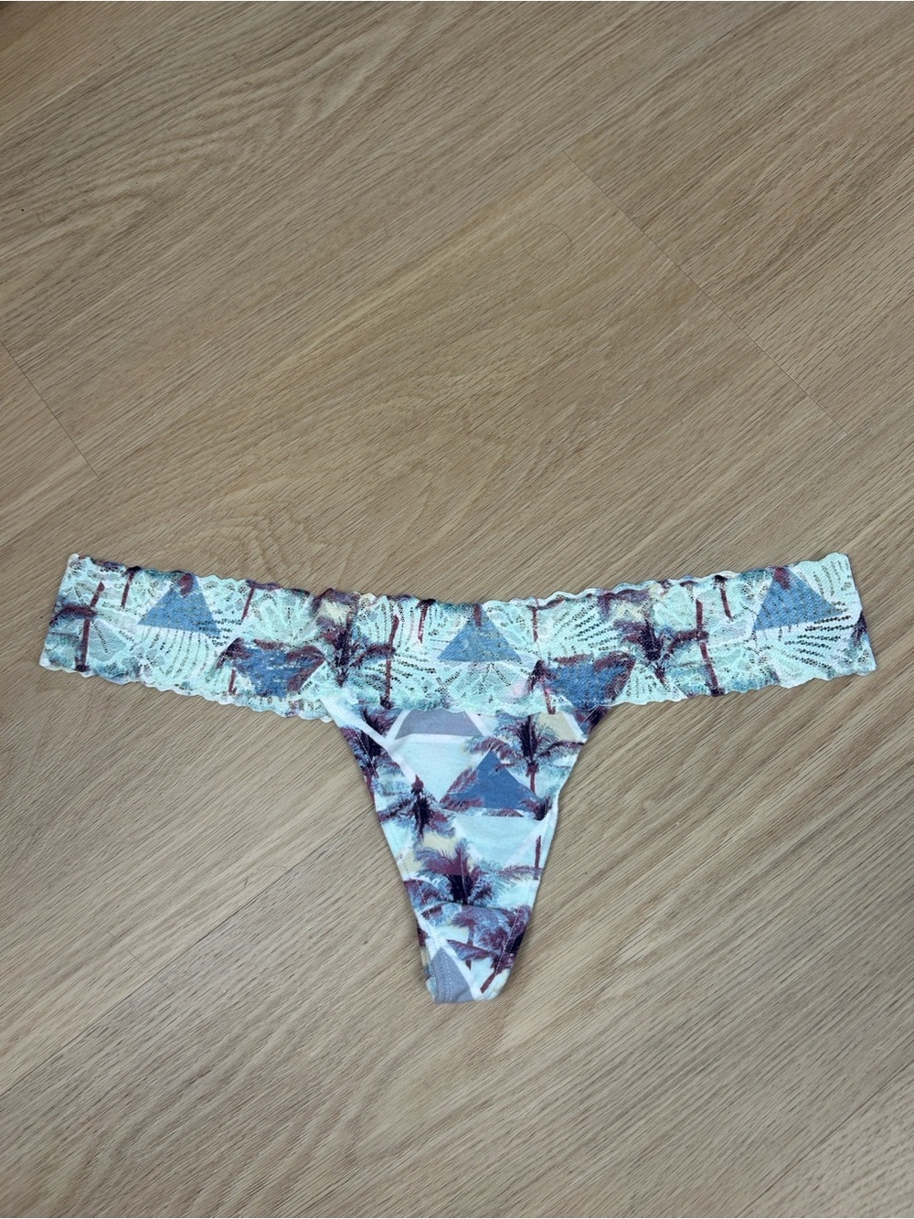 NWT 2017 PINK Victoria’s Secret Extra Low Rise Thong Panty L